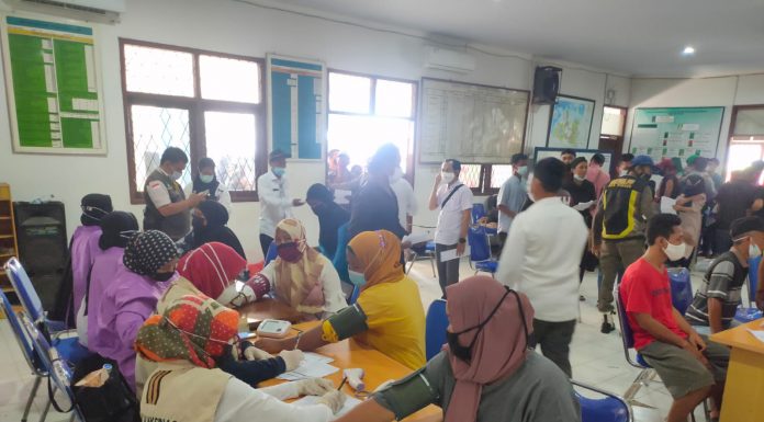 Ribuan warga Cikande Kabupaten Serang Serbu Vaksinasi Massal
