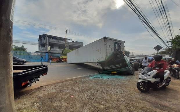 Truk Kontainer Terguling Panjang Tutupi Jalan Serang-Tangerang Km 21
