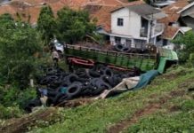 Sopir Ngantuk, Truk Bermuatan Ban di Cilegon Meluncur Dari Jalan Tol Nyaris Masuk Pemukiman