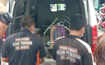 Lagi Bersihkan Kali, Petugas Kebersihan Temukan Mayat Bayi di Tumpukan Sampah