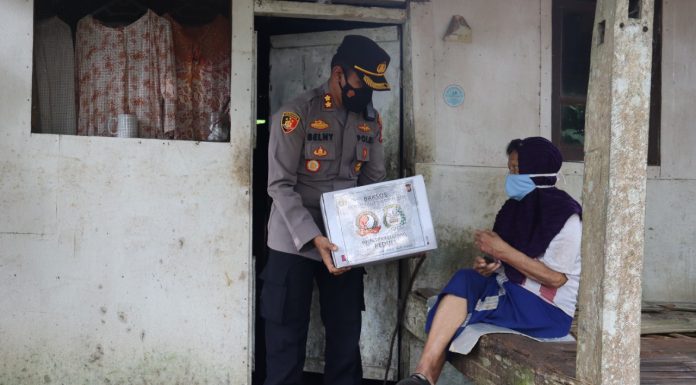 Kapolres Pandeglang Salurkan Sembako Kepada Masyarakat Yang Terdampak Covid-19