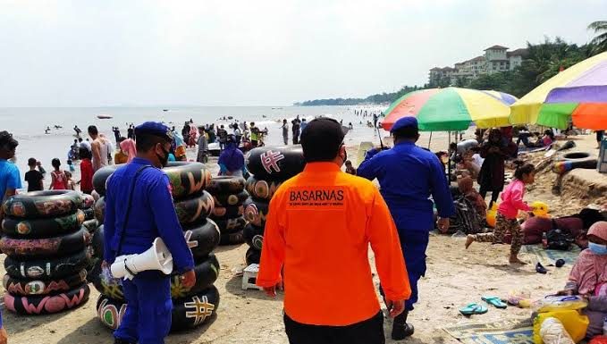 BPBD Banten imbau wisatawan pesisir selatan tak berenang