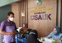 2.583 warga Cisauk, Kabupaten Tangerang terima bansos COVID-19
