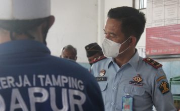 Pastikan Mutu Pangan Napi Higienis, Kalapas Cilegon Kontrol Dapur dan Cipipi Langsung Lauk Pauk