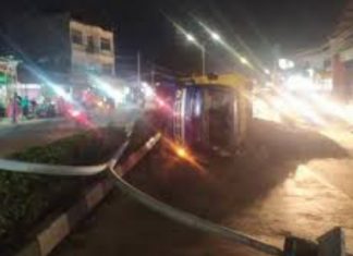 Truk Terguling Belum Dievakuasi, Kemacetan Mengular di Jalan Siliwangi Menuju Bundaran Pamulang