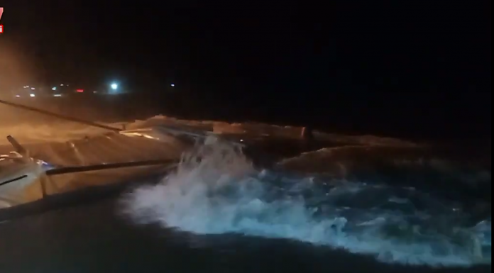 Air Laut di Teluk Labuan Naik Setelah Diguyur Hujan, Warga Panik Berhamburan