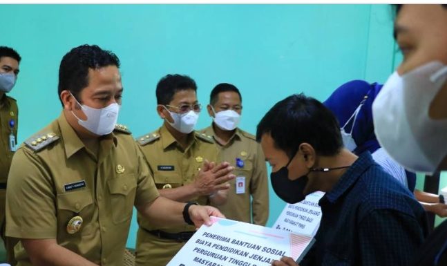 Pemkot Tangerang Berikan Bantuan Sosial Biaya Pendidikan Kepada 237 Mahasiswa