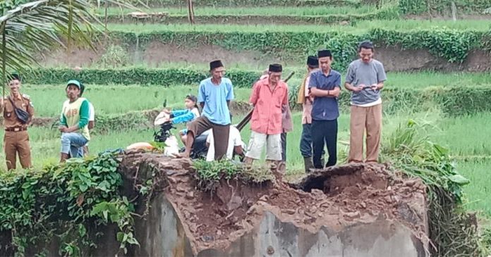 Jembatan Hanyut Akibat Banjir Bandang yang Melanda Pandeglang
