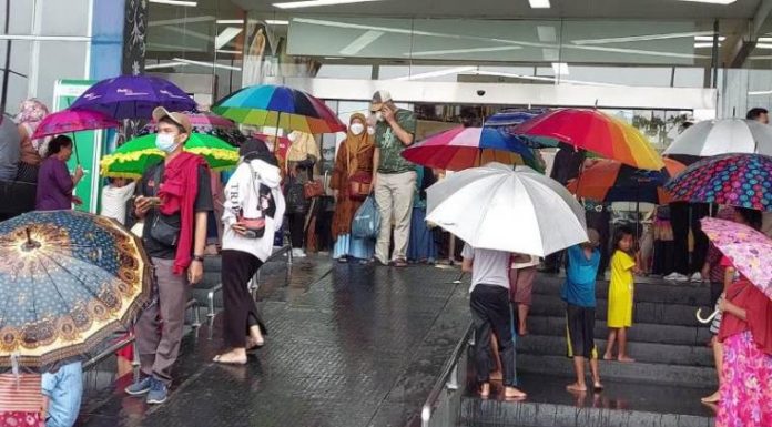 Manfaatkan Musim Hujan Puluhan Ojek Payung Penuhi Mall Of Serang