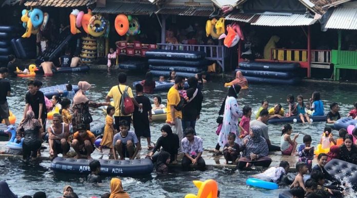 Ribuan Wisatawan Padati Obyek Wisata Pemandian Cikoromoy Pandeglang