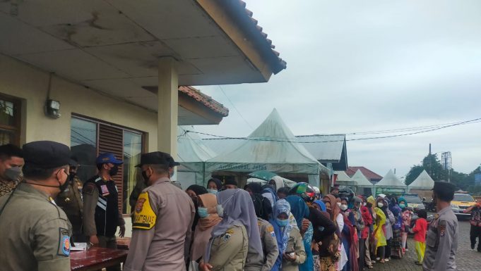Warga Pandeglang Serbu Operasi Pasar Minyak Goreng Murah