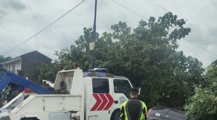 Avanza Ngebut di JLS Cilegon Tabrak 2 Motor, Satu Orang Remaja Tewas