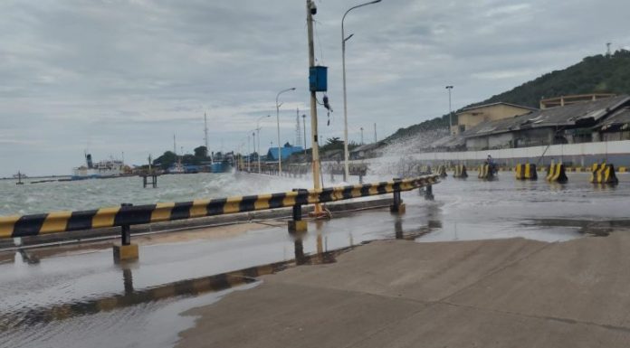 Tiga Hari Cuaca Buruk Terjang Pelabuhan Merak, Kapal Sulit Sandar