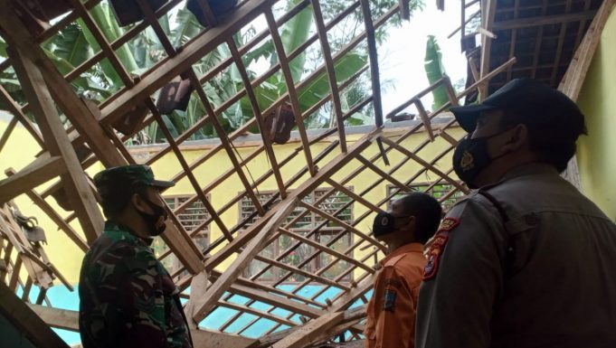 Diterpa Hujan dan Angin Kencang, Gedung SDN Muncang Ambruk