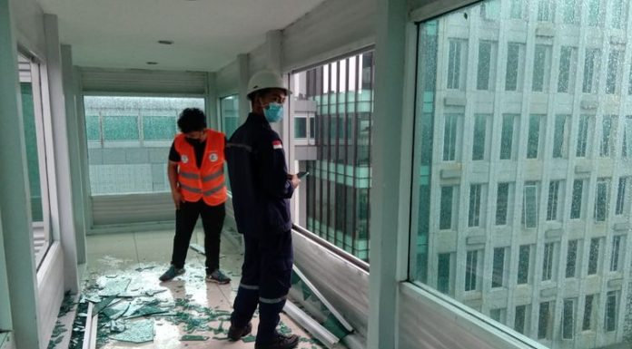 Akibat Hujan Deras Disertai Angin Kencang, Jembatan Puspemkot Tangsel Rusak Parah