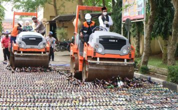 Ribuan Botol Miras dan Narkoba Dimusnahkan di Mapolda Banten Bersama Para Ulama