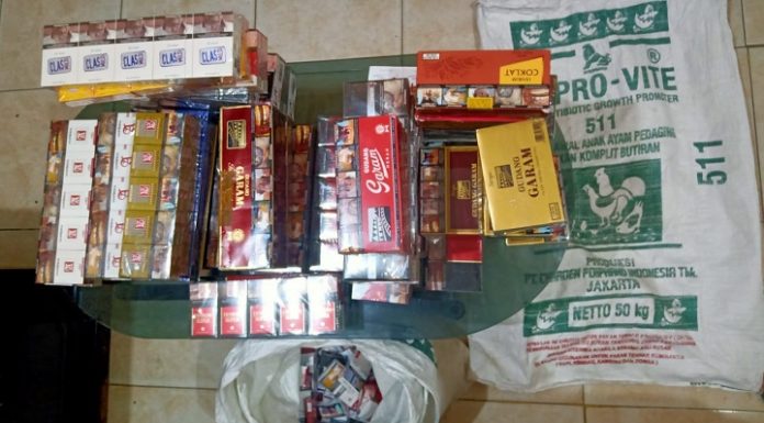 Pencuri Minimarket Ketangkap Sembunyi di Plafon