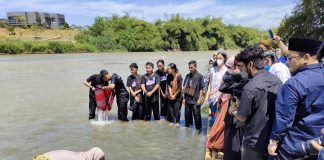Jelang Ramadan, Warga Keranggan Tangsel Mandi dan Ngeliwet di Cisadane