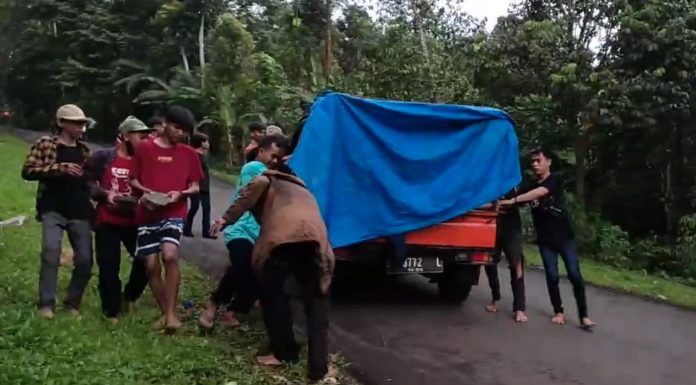 Puluhan Kendaraan Mogok di Tanjakan Bangangah Pandeglang