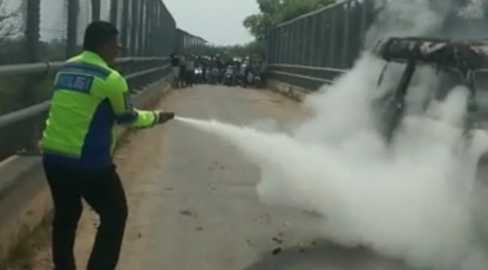 Diduga Konseleting Aki, Angkot Terbakar