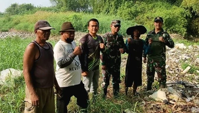 Respon Cepat Danramil Cikande Terkait Tumpukan Sampah dan Air Limbah