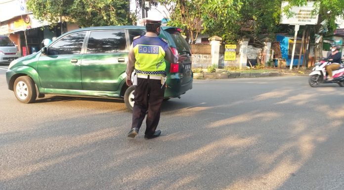 Personel Polsek Serang Polresta Serkot Gelar Gatur Pagi Hari di Simpang Tiga Calung