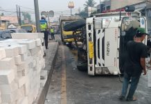 Truk Muatan Hebel Terguling di Jembatan Balaraja Timur
