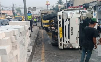 Truk Muatan Hebel Terguling di Jembatan Balaraja Timur