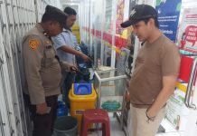 Panjat Pohon Masuk ke Dalam Alfamart, Pria ini Ditangkap Polisi