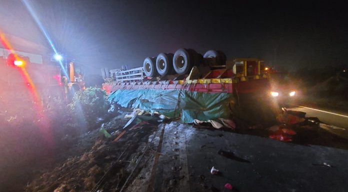 Akibat Rem Blong Truk Terguling di Tol Tamer