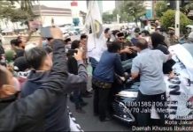 Mobil Dinas Walikota Cilegon Dihentikan Massa Pendemo