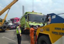 Akibat Mengantuk Dump Truck Tabrak Pembatas Jalan