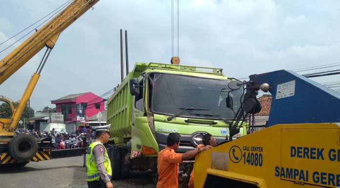 Akibat Mengantuk Dump Truck Tabrak Pembatas Jalan