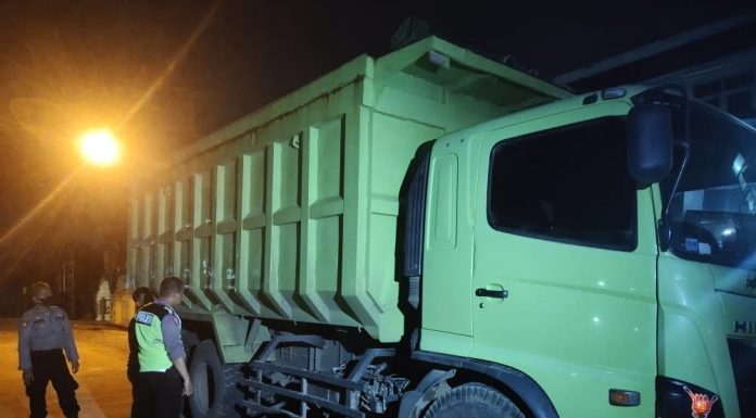 Pria ini Tewas Usai Lompat Dari Truck dan Terlindas