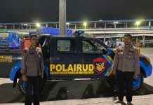Polisi Bantu Korban Laka Mobil Jatuh ke Laut di Merak