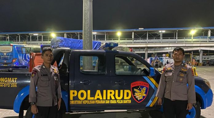 Polisi Bantu Korban Laka Mobil Jatuh ke Laut di Merak