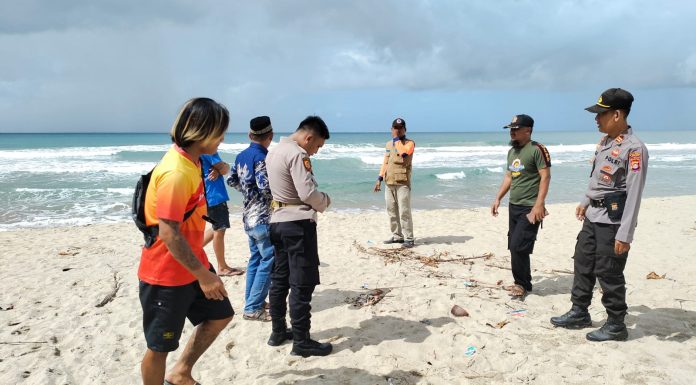 Polsek Bayah Datangi TKP Laka Laut Wisatawan Terseret Ombak