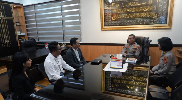 Kepala Cabang BRI Serang Berikan 100 Asbak Tempat Sampah ke Polda Banten