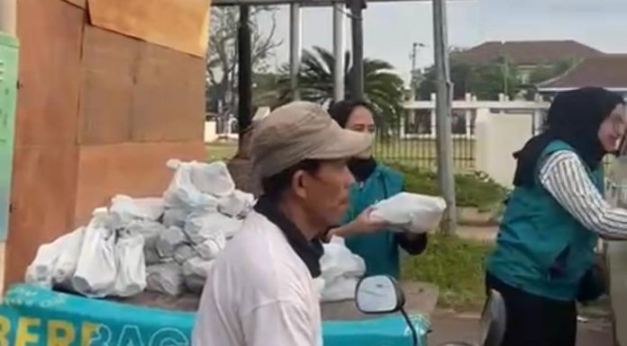 Berbagi Keceriaan Ramadhan Ala Relawan Airin Rachmi Diany