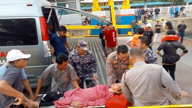 TNI-Polri Kompak Evakuasi Korban Kebakaran KMP Royce 1