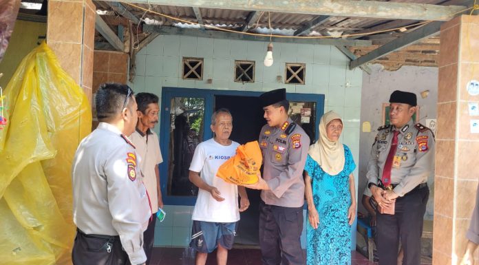 Rangkul Masyarakat, Dirpamobvit Polda Banten Bagikan Paket Sembako