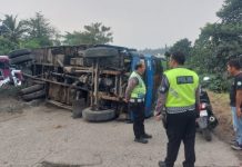Truk Pengangkut Batu Bara Terguling di Tanjakan Lebak Denok