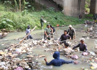 Bersihkan Tumpukan Sampah di Aliran Sungai Cibanten, Wali Kota Serang : Masyarakat Jangan Asal Buang Sampah!