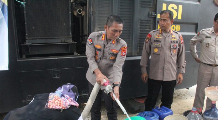 Salurkan 19.500 Liter Air Bersih, Bidhumas Polda Banten Bantu Warga Terdampak Kekeringan