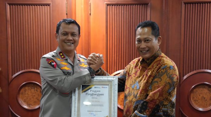 Kapolda Banten Terima Penghargaan Dari Direktur Utama Bulog