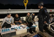 Personel Satbrimob Polda Banten Melakukan Patroli Kamtibmas