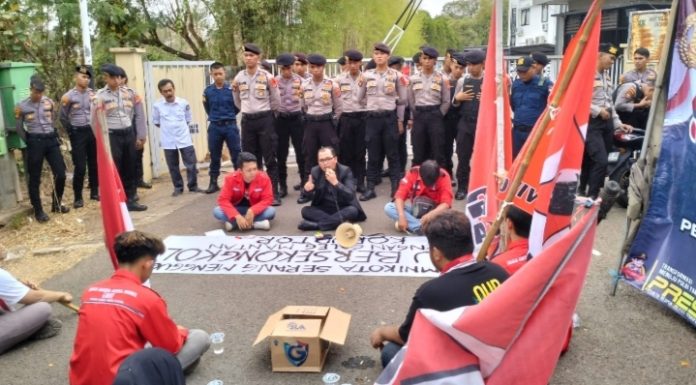Aksi Unjuk Rasa Mahasiswa di Depan Kantor KPU Provinsi Banten Dijaga Ketat Polisi