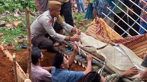 Wujud Kedekatan Bhabinkamtibmas, Bripka Eka Antarkan Warga Binaannya Ke Tempat Peristirahatan Terakhir