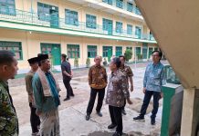 Pj Wali Kota Serang Aksi Tanggap Banjir di Pesantren Al Mubarok