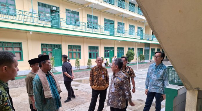 Pj Wali Kota Serang Aksi Tanggap Banjir di Pesantren Al Mubarok